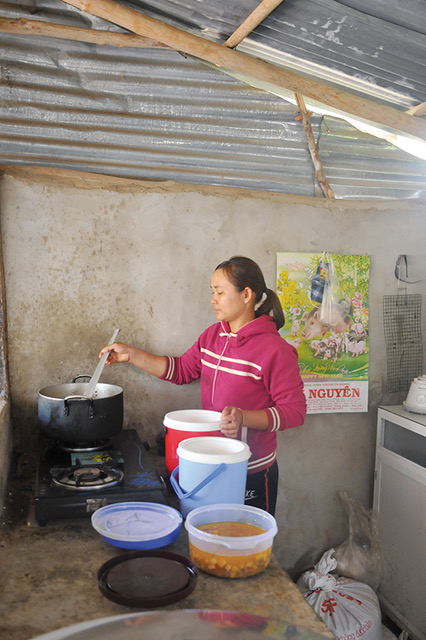 Giúp hàng trăm em bé Chăm H’roi ngoan khỏe