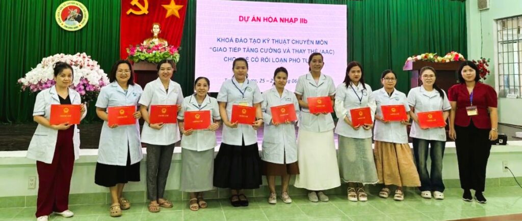 Ms. Luong Thi Cam Van (far right) and Ms. Nguyen Thi Kim Minh (third from right) at the course closing ceremony.