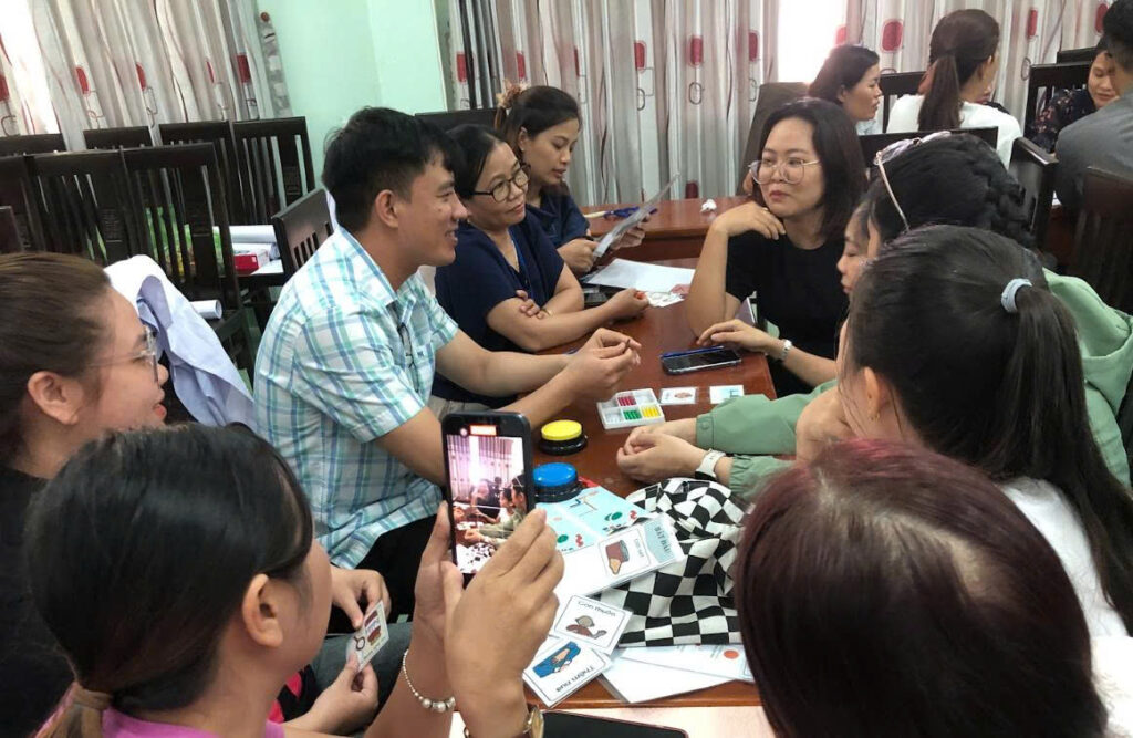 Ms. Nguyen Thi Kim Minh (second from left) during a group discussion of the 5-day speech and language therapy course.